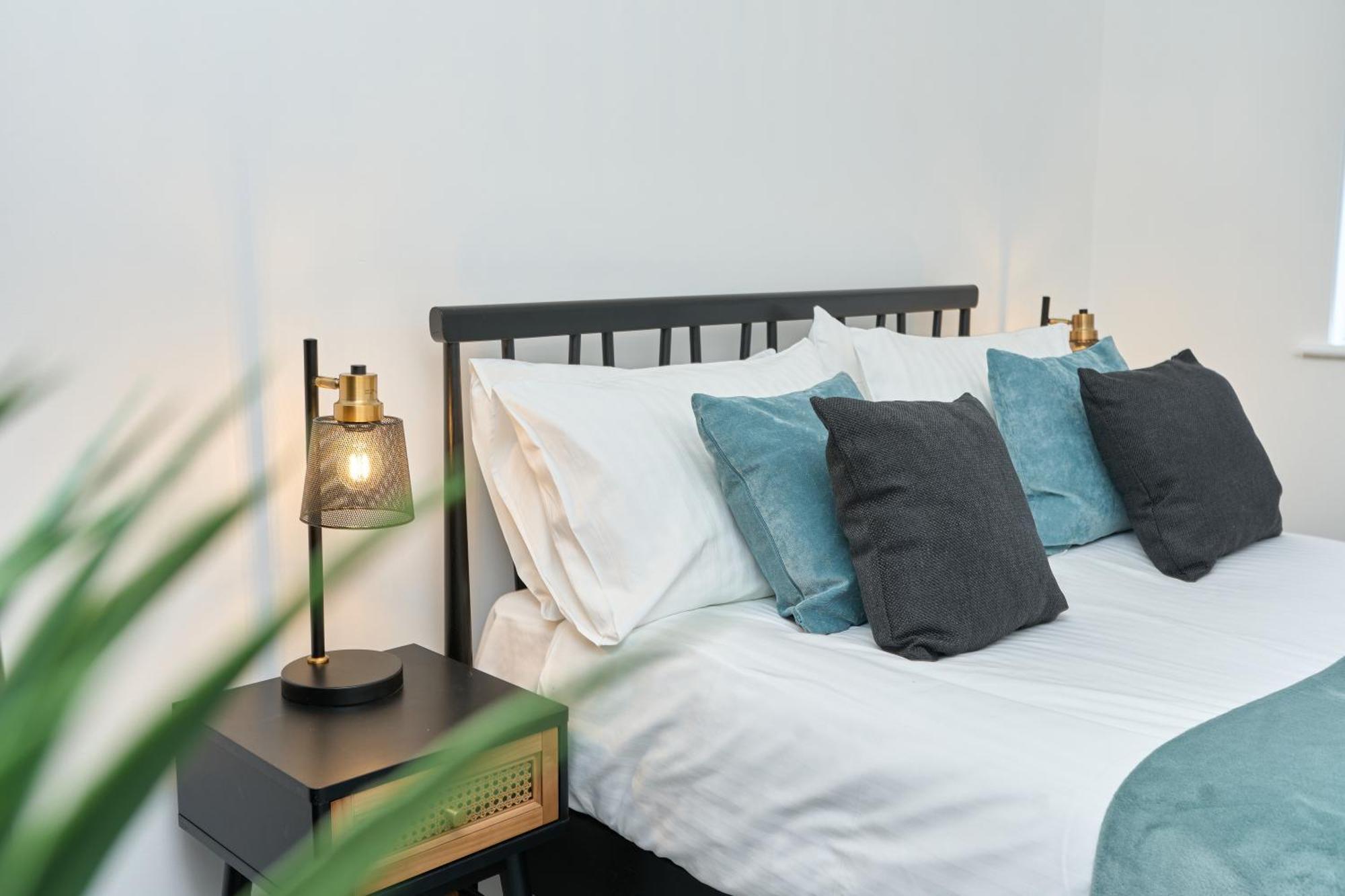 Beautiful 3 Bed Apartment In Bonchurch - Nr Ventnor - Large Outside Terrace & Parking - Dog Friendly - The Perfect Choice For Couples, Friends, Families - 5 Mins To Beach 外观 照片